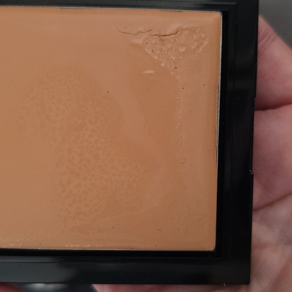 Ben Nye Media Pro Sheer Foundation Code HD-002 - Picture 3 of 3